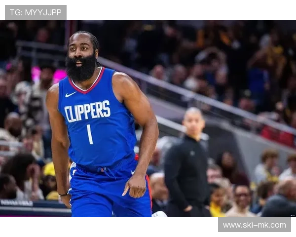 哈登半场超远压哨三分憾失，夸张反应跳回更衣室